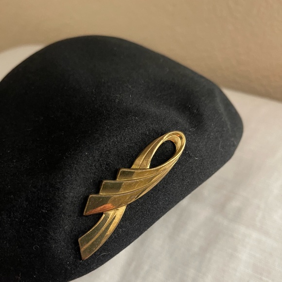 Dobbs Mayfair Circa 1920  women’s French style beret with brass accent - Picture 3 of 6